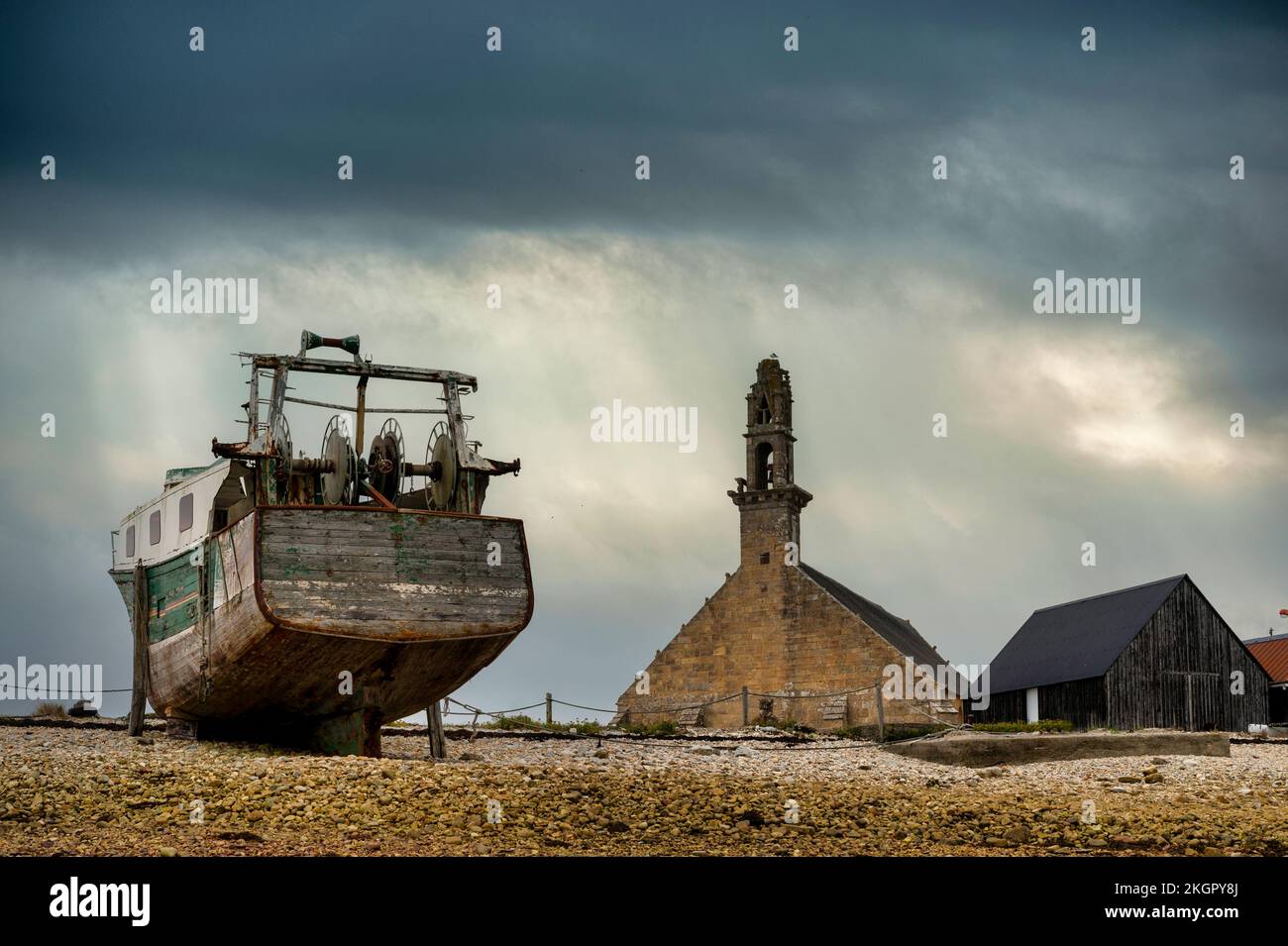 France, Brittany, Camaret-sur-Mer, Trawler in ship cemetery with Chapelle Notre-Dame-De-Rocamadour in background Stock Photo