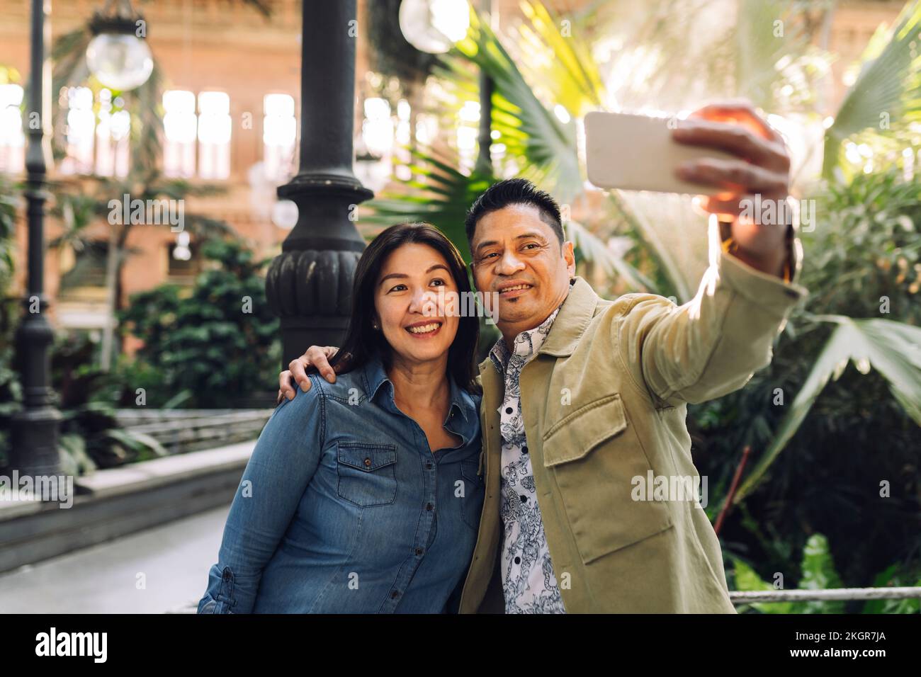 Asian couple mobile phone hi-res stock photography and images - Alamy