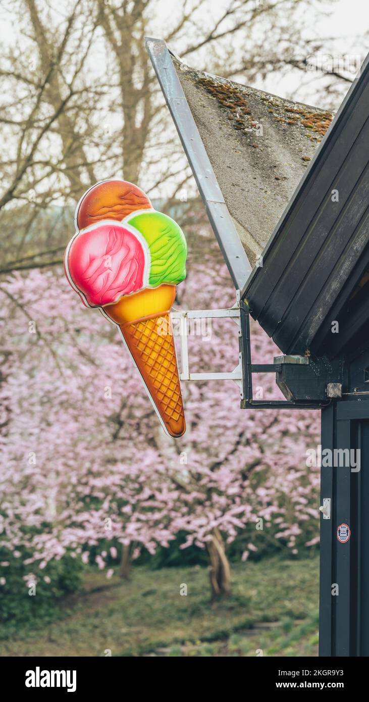 Germany, Hamburg, Ice cream kiosk in Planten un Blomen park Stock Photo