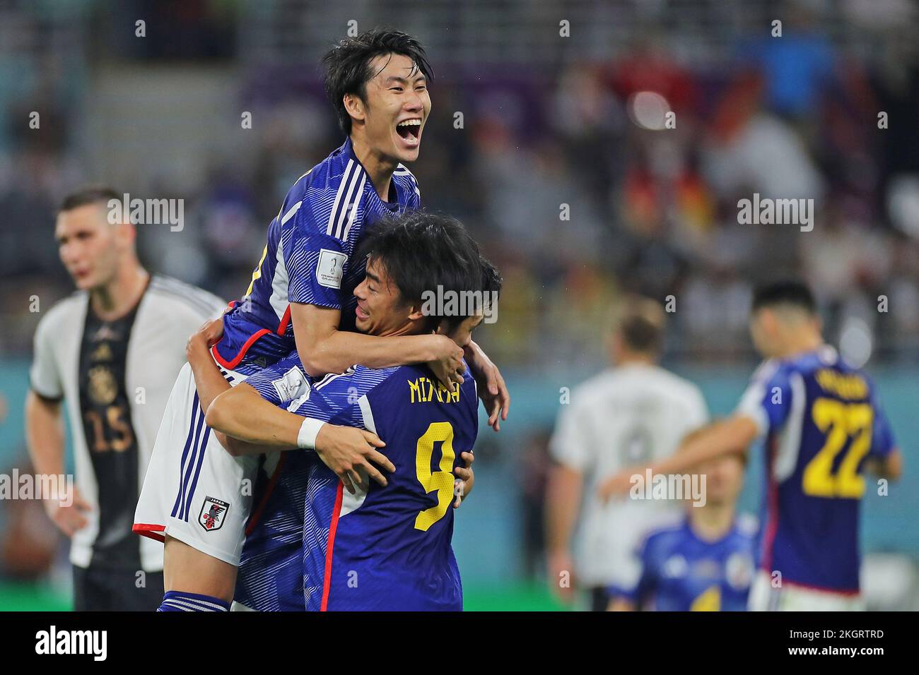 Al Rayyan, Qatar. Daichi Kamada e Kaoru Mitoma do Japão, comemoram a  vitória após a partida entre Alemanha e Japão, pela 1ª rodada do  Grupo E da Copa do Mundo FIFA Qatar