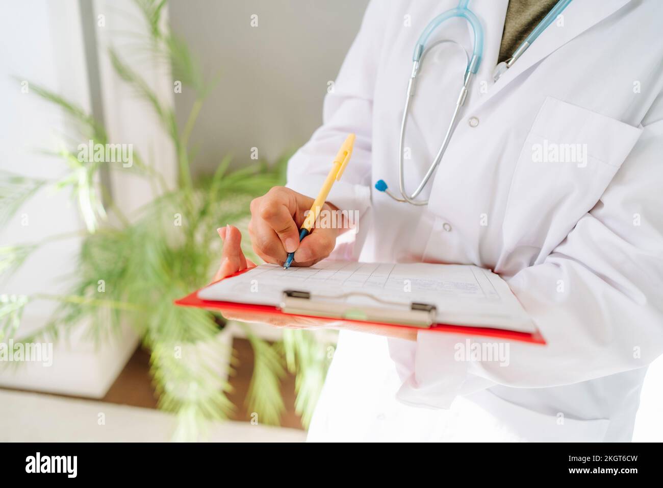 Doctor wearing lab coat hi-res stock photography and images - Alamy