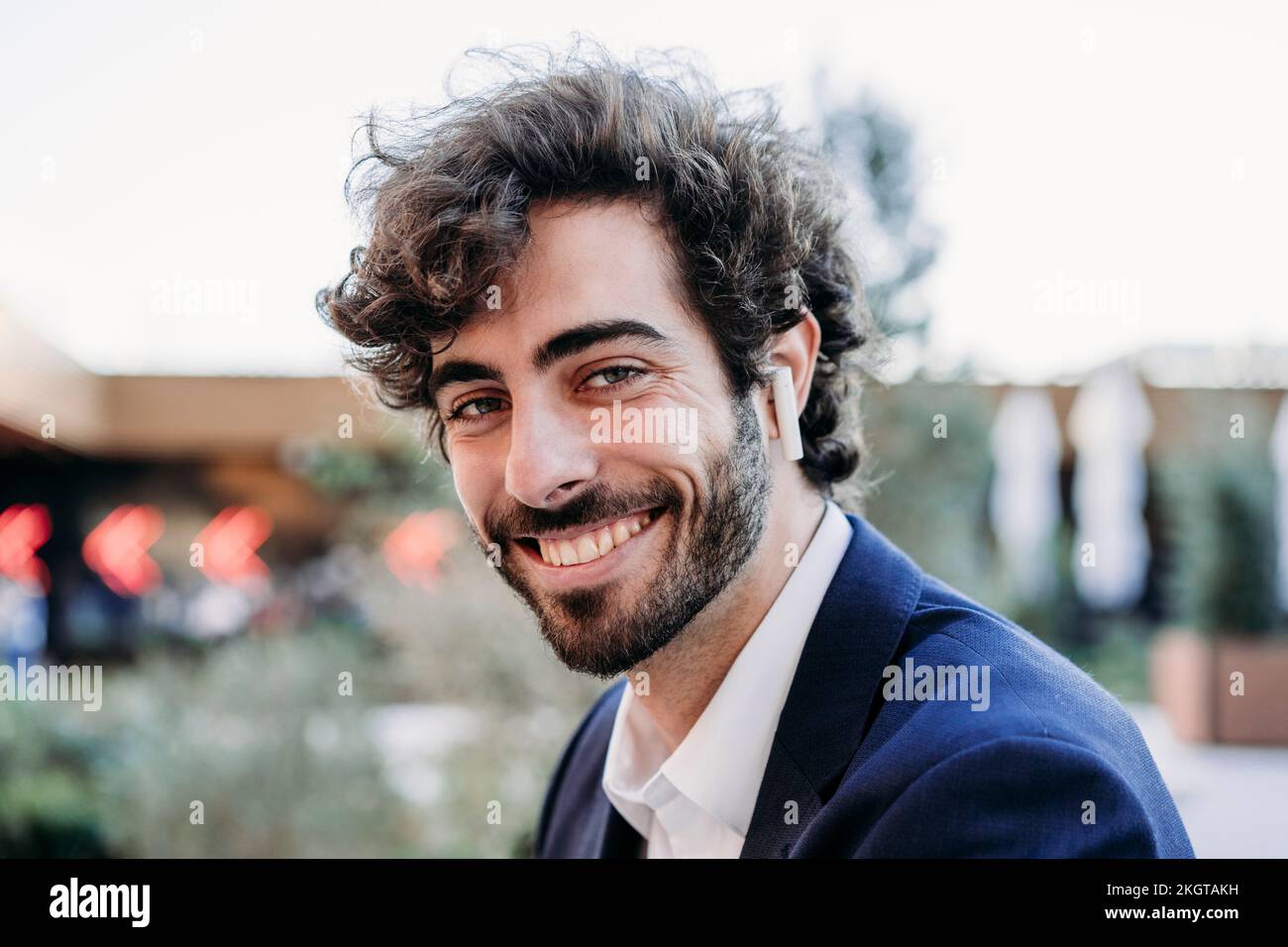 Man in business suit headphones hi-res stock photography and images - Alamy