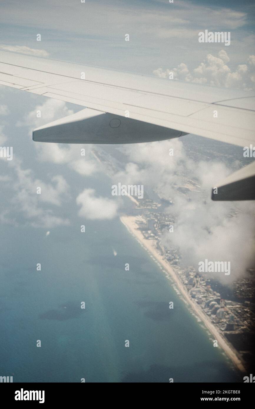 Vertical shot plane wing hi-res stock photography and images - Alamy