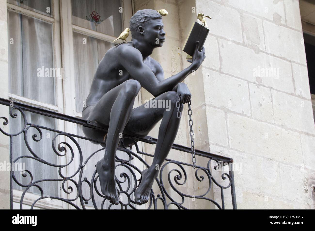 Le Liseur aux canaris (by Stéphane Phelippot, 2019), Librairie Coiffard,  Nantes (one of the ancient capitals of the trade of slaves Stock Photo -  Alamy