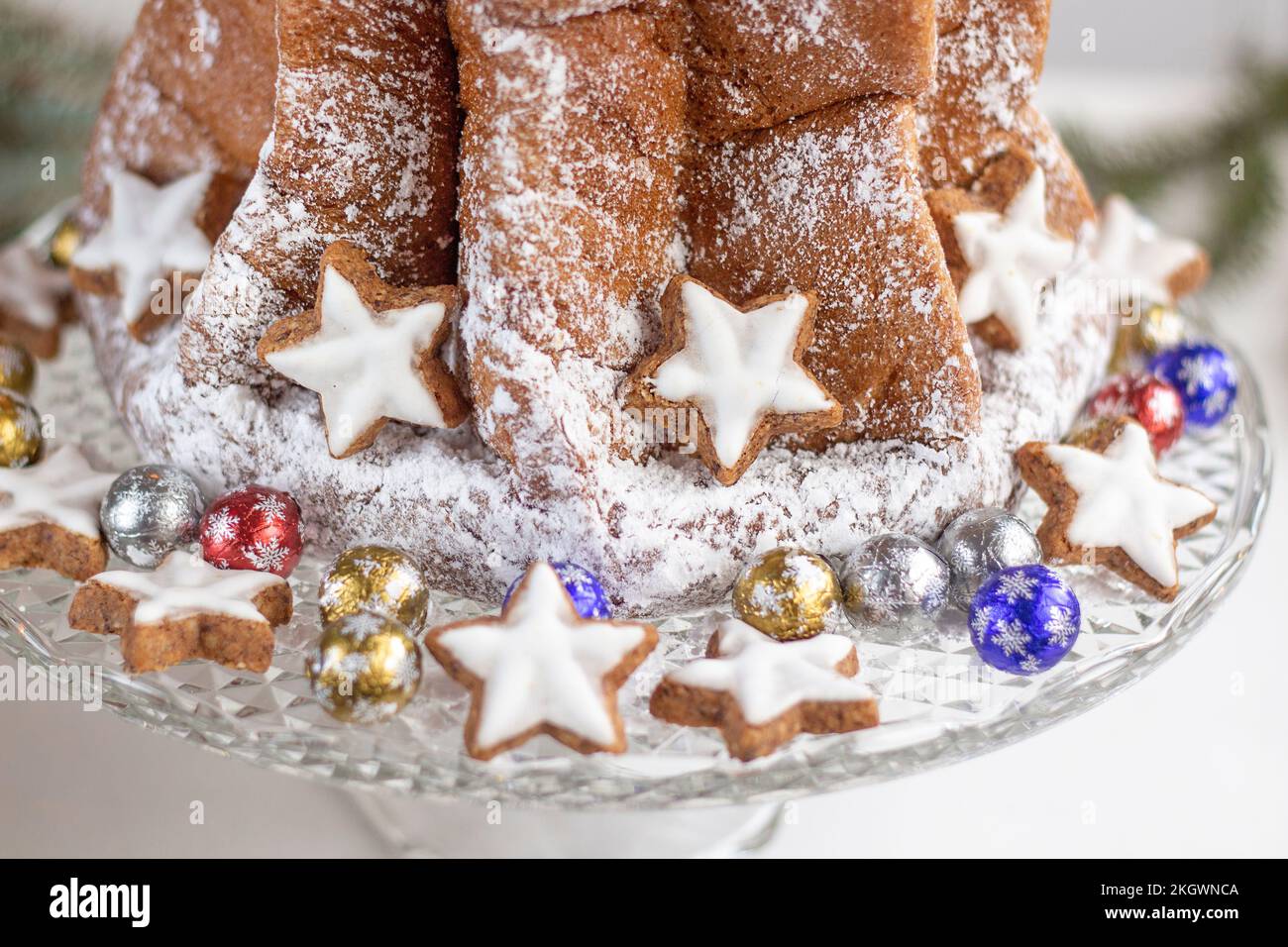 https://c8.alamy.com/comp/2KGWNCA/traditional-italian-christmas-cake-panettone-pandoro-christmas-decorations-copy-space-2KGWNCA.jpg
