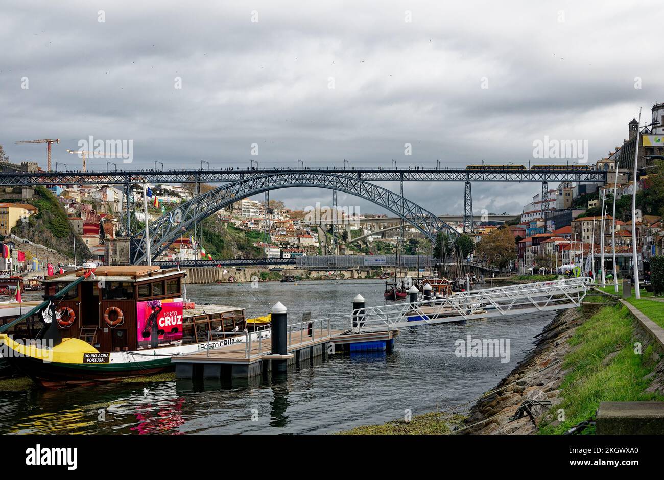 The Dom Luis Bridge designed by Gustavo Eiffel spanning the River Douro from Porto to Gaia, Portugal Stock Photo