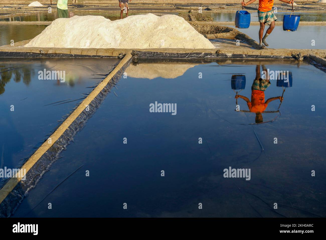 Dhaka, Dhaka, Bangladesh. 23rd Nov, 2022. Farmer works in a salt field