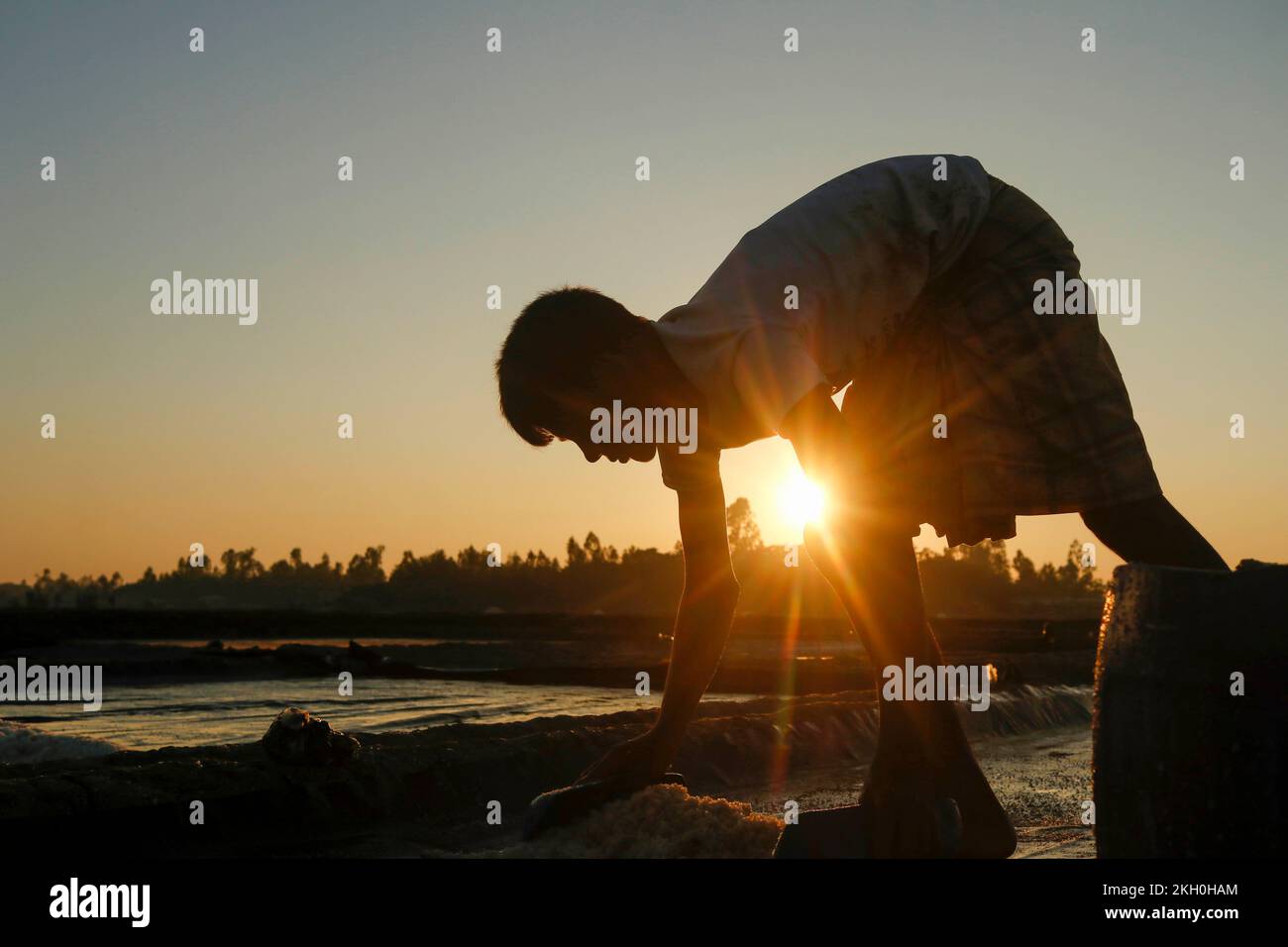 Dhaka, Dhaka, Bangladesh. 23rd Nov, 2022. Farmer works in a salt field