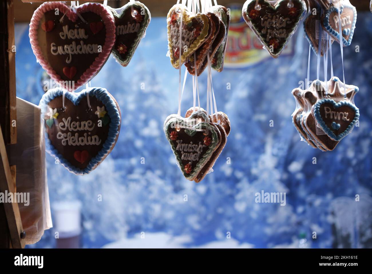 Berlin, Germany. 21st Nov, 2022. The photo shows gingerbread hearts in a wooden hut decorated for Christmas at the Steglitz Christmas market in front of the Forum in Berlin-Steglitz. (Photo by Simone Kuhlmey/Pacific Press/Sipa USA) Credit: Sipa USA/Alamy Live News Stock Photo