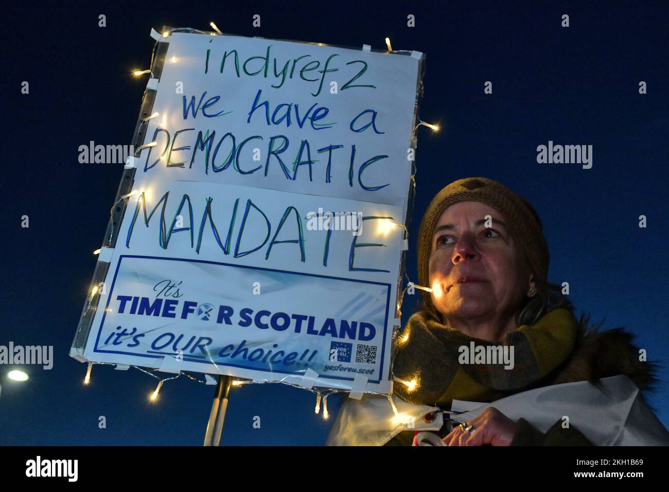 Edinburgh Scotland, UK 23 November 2022. Scottish independence supporters gather outside the Scottish Parliament following the Supreme Court ruling on the Scottish Independence Referendum. credit sst/alamy live news Stock Photo