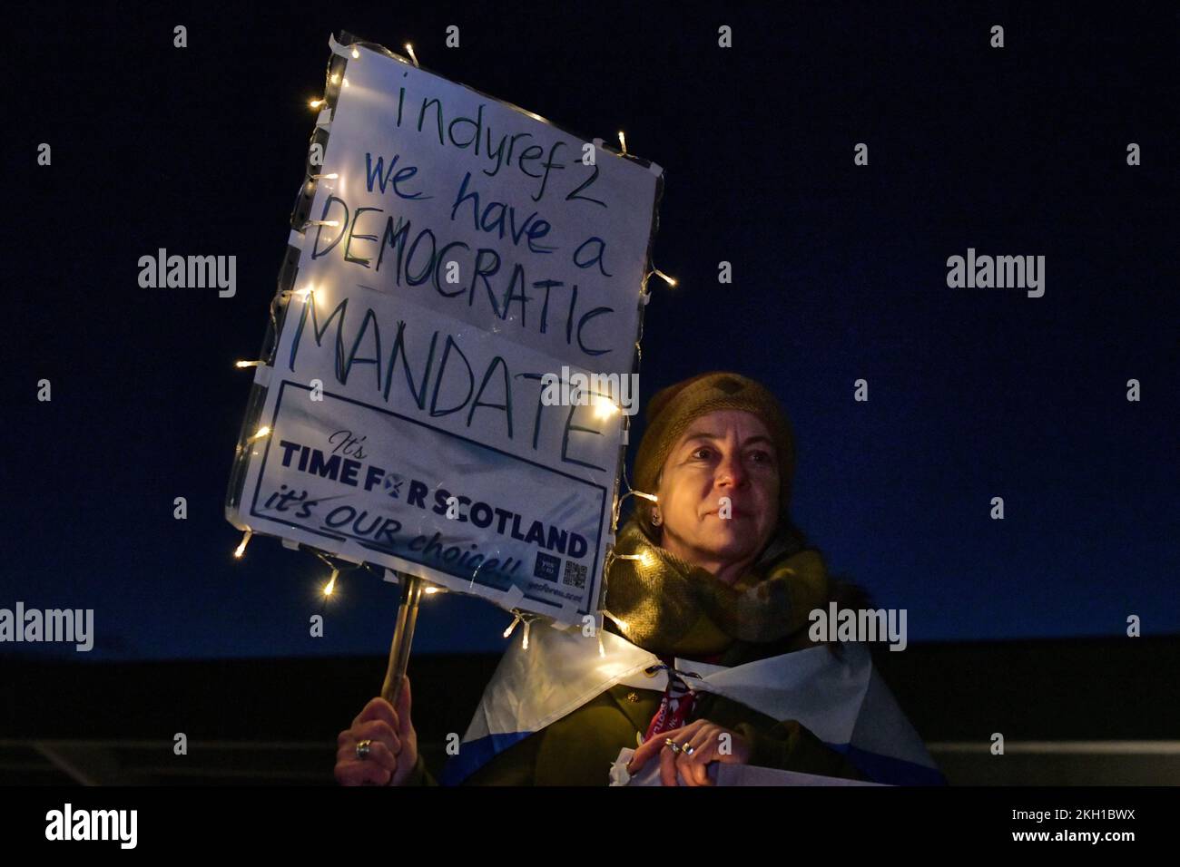 Edinburgh Scotland, UK 23 November 2022. Scottish independence supporters gather outside the Scottish Parliament following the Supreme Court ruling on the Scottish Independence Referendum. credit sst/alamy live news Stock Photo