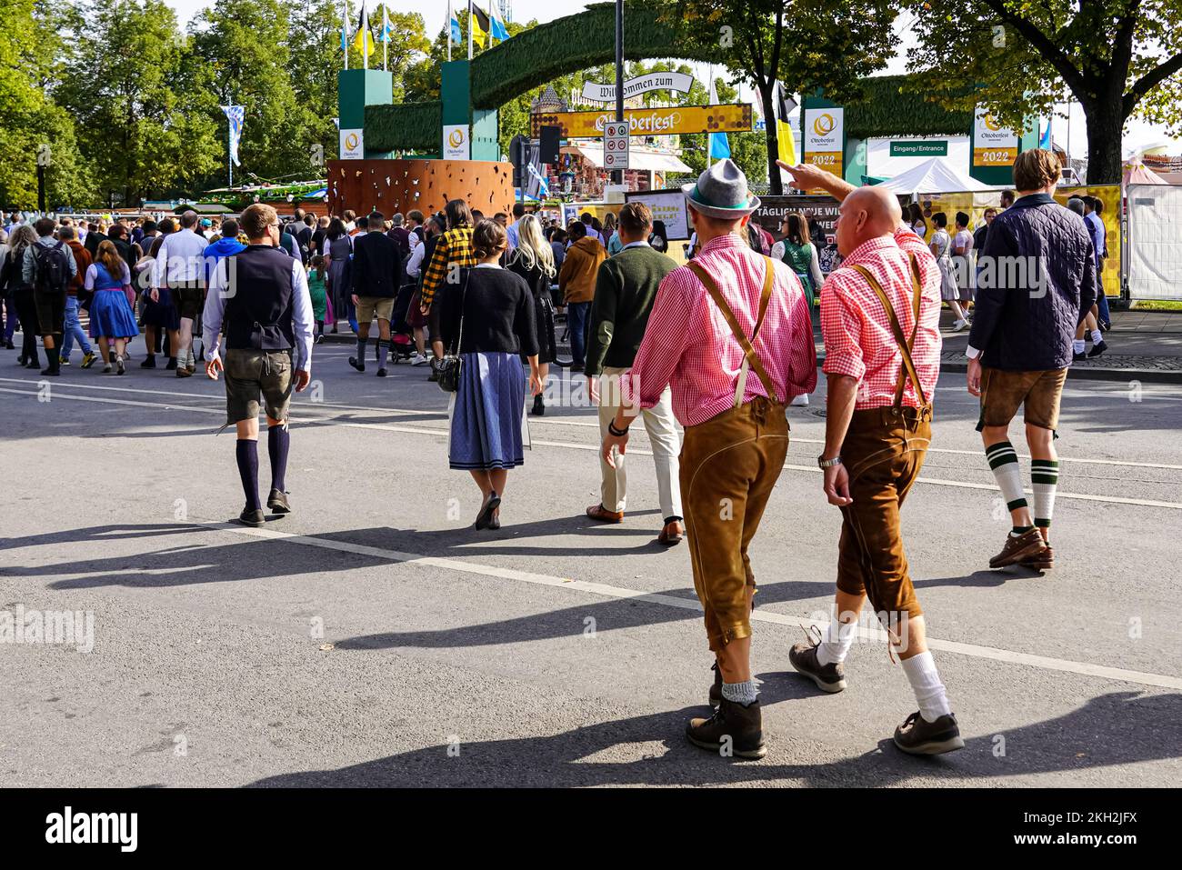 People on their way to the main entrance of the Oktoberfest festival grounds at Theresienwiese. Stock Photo