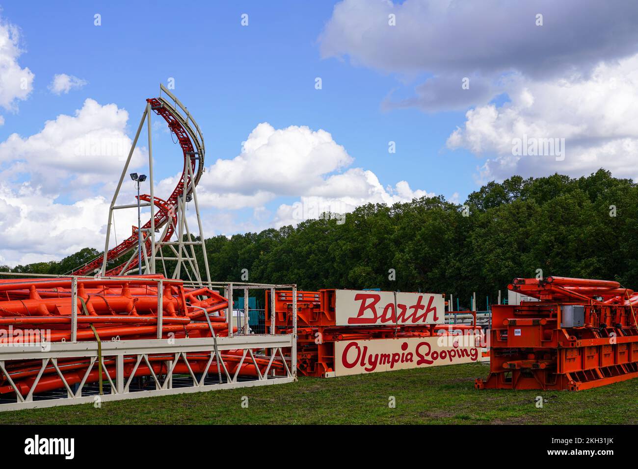 As every year, on the fairground Theresienwiese the Rides and Fairground Businesses for the world's largest Folk Festival, the Oktoberfest are set up. Stock Photo
