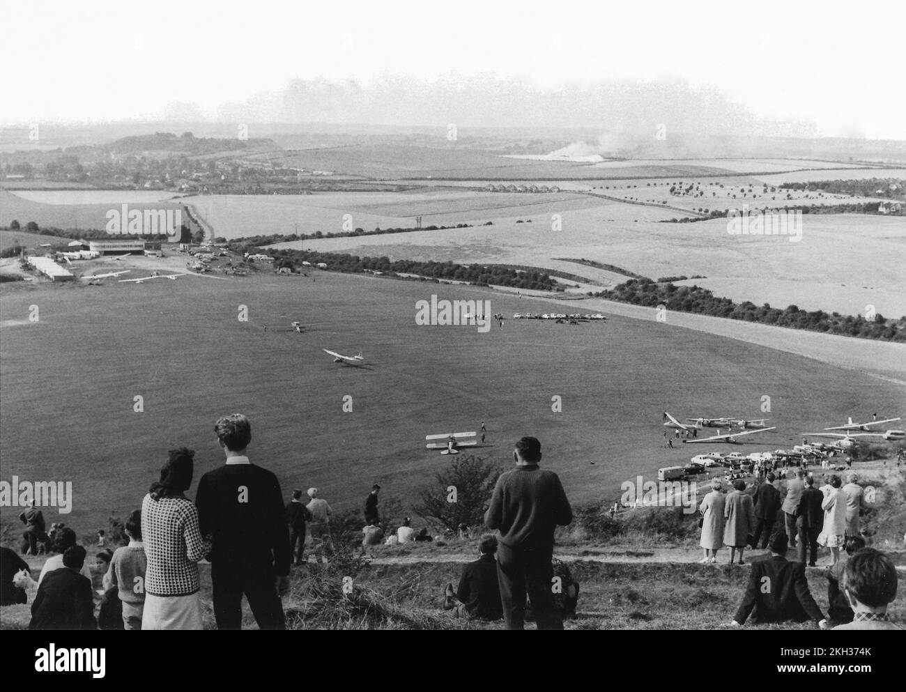 1966 archive. People on Dunstable Downs, Chiltern Hills looking down onto an air event taking place at the London Gliding Club airfield below Stock Photo