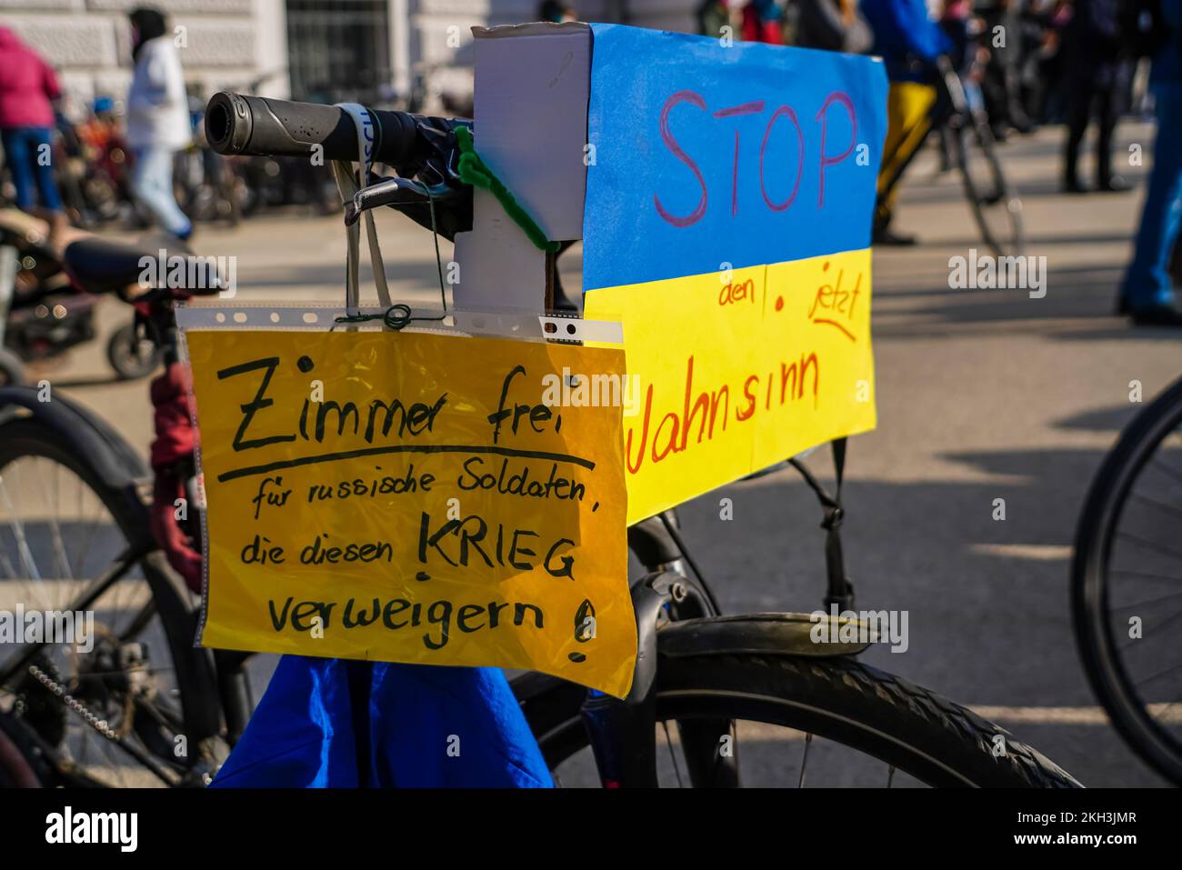 Demonstrators in Salzburg, Austria attached a sign to their bicycle with the inscription: Room vacant for Russian soldiers who refuse this war. Stock Photo