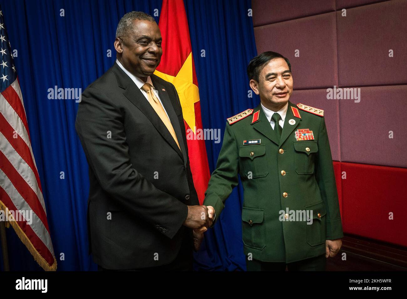 Siem Reap, Cambodia. 22nd Nov, 2022. U.S. Secretary of Defense Lloyd J. Austin III, left, shakes hands with Vietnamese Minister of Defence Gen. Phan Van Giang on the sidelines of the 9th Association of Southeast Asia Nations Defense Ministers Meeting, November 22, 2022 in Siem Reap, Cambodia. Credit: Chad J. McNeeley/DOD/Alamy Live News Stock Photo