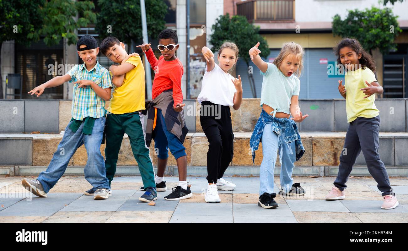 Kids posing during outdoor dance class Stock Photo Alamy