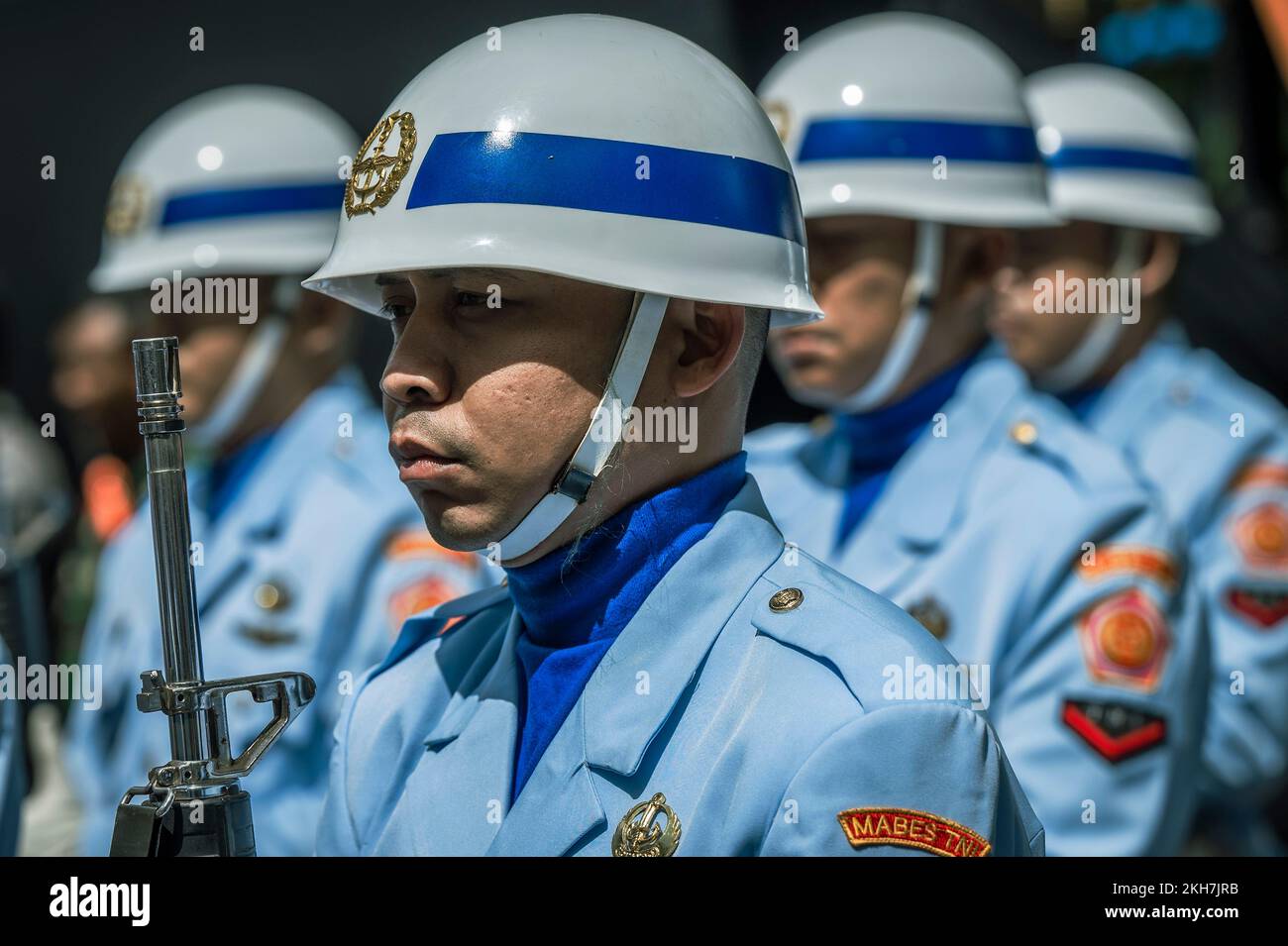 Jakarta, Indonesia. 21 November, 2022. Indonesian honor guards stand at attention during the arrival ceremony for U.S. Secretary of Defense Lloyd J. Austin III, at the Indonesian military headquarters, November 21, 2022 in Jakarta, Indonesia. Credit: Chad J. McNeeley/DOD/Alamy Live News Stock Photo
