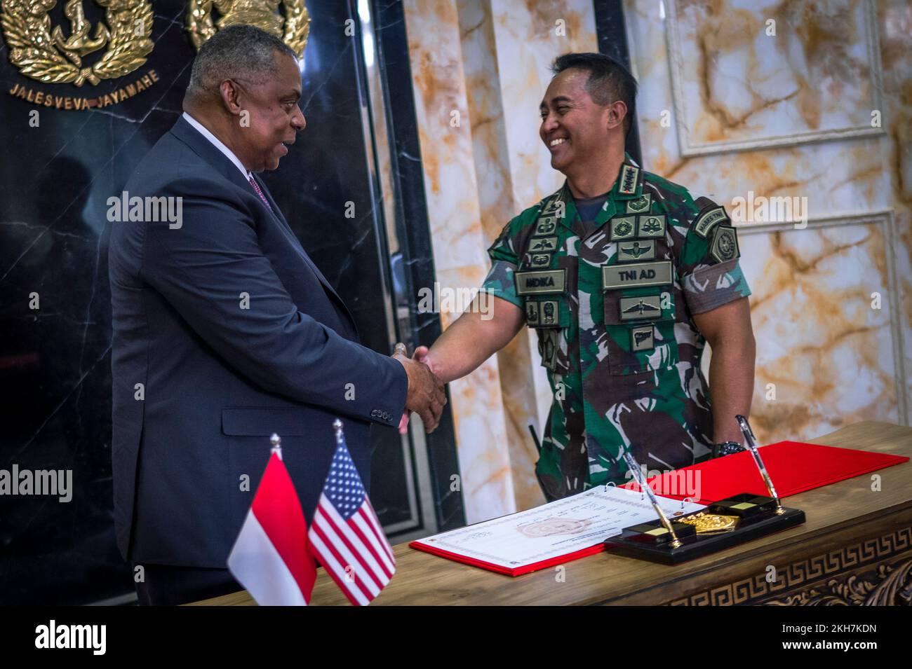 Jakarta, Indonesia. 21 November, 2022. U.S. Secretary of Defense Lloyd J. Austin III, left, shakes hands with Indonesian Gen. Andika Perkasa, Commander National Armed Forces after signing an agreement on force modernization at the Indonesian military headquarters, November 21, 2022 in Jakarta, Indonesia. Credit: Chad J. McNeeley/DOD/Alamy Live News Stock Photo