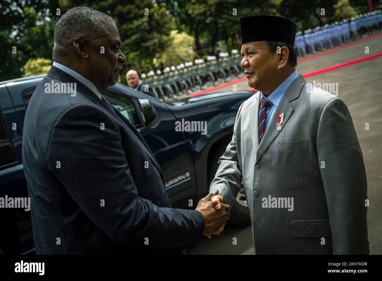 Jakarta, Indonesia. 21 November, 2022. U.S. Secretary of Defense Lloyd J. Austin III, left, is welcomed by Indonesian Defense Minister Prabowo Subianto for the formal arrival ceremony at the Ministry of Defense building, November 21, 2022 in Jakarta, Indonesia. Credit: Chad J. McNeeley/DOD/Alamy Live News Stock Photo