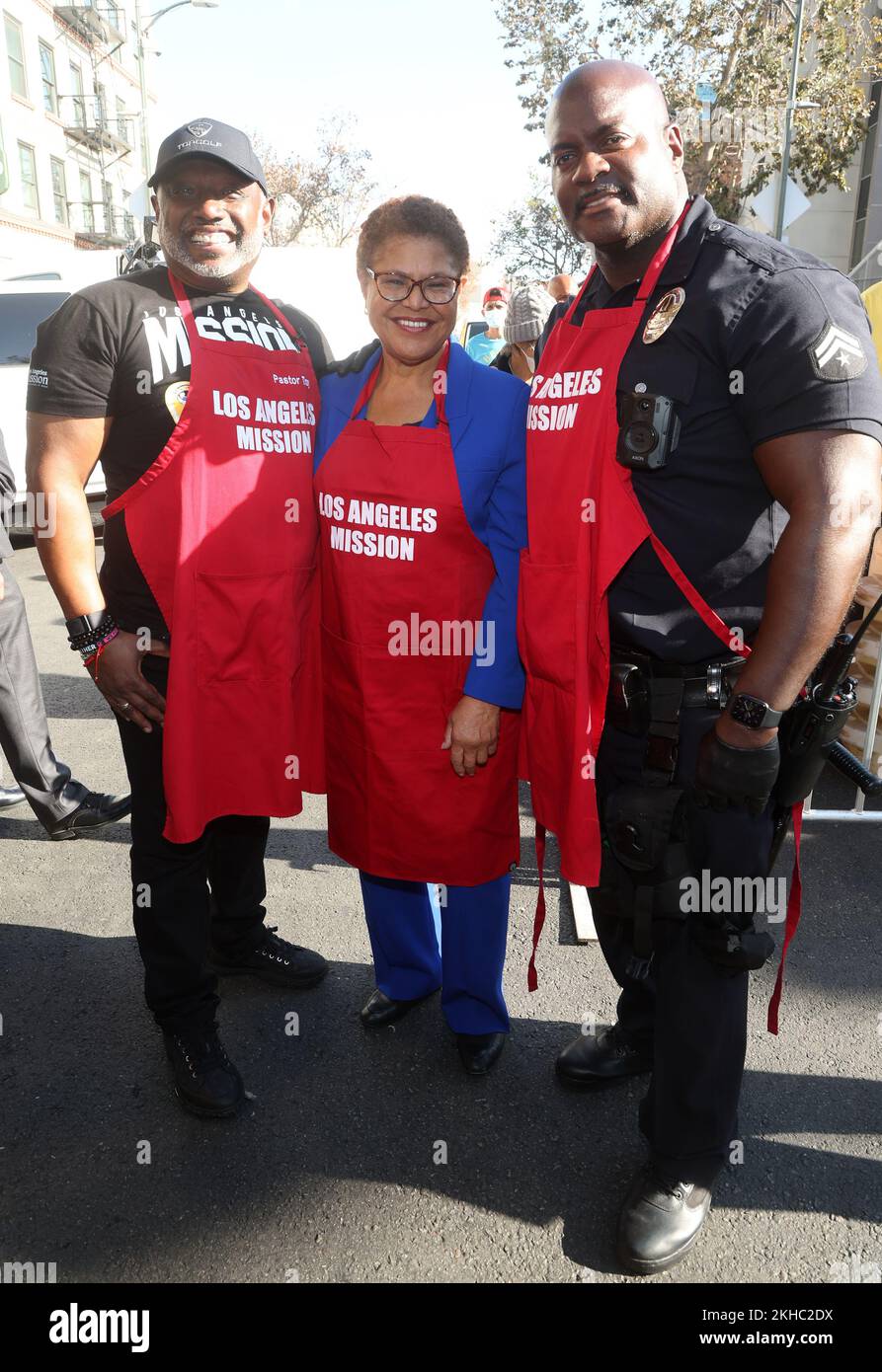 23 November 2022 -Los Angeles, California  -  Troy Vaughn, LA Mayor Karen Bass, Officer Deon Goseph. Los Angeles Mission Hosts Annual Thanksgiving Dinner To The Unhoused Community Of Los Angeles'' held at Los Angeles Mission   in Los Angeles. (Credit Image: © Fs/AdMedia via ZUMA Press Wire) Stock Photo