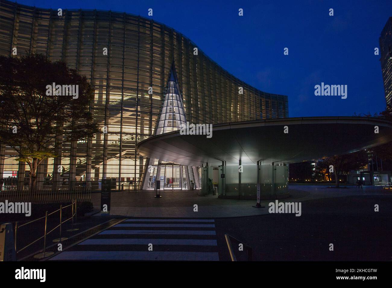 The National Art Center Tokyo exterior at dusk in Roppongi, Tokyo, Japan (architect Kisho Kurokawa) Stock Photo