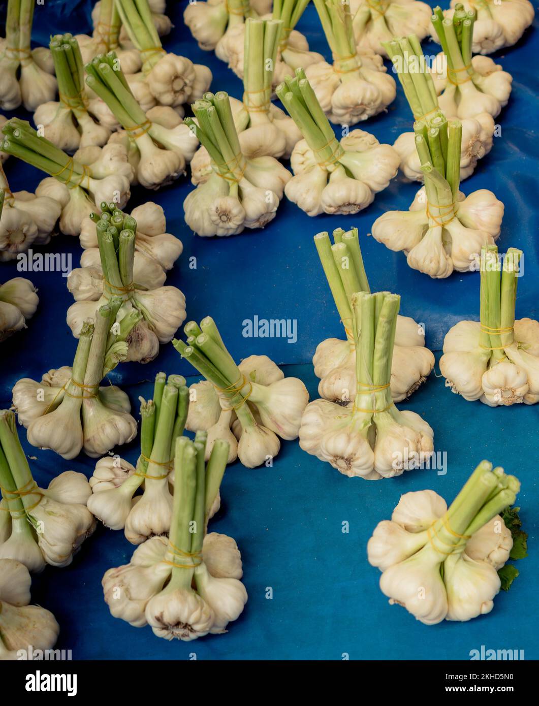 Bunch of garlic bulbs at the market place Stock Photo Alamy