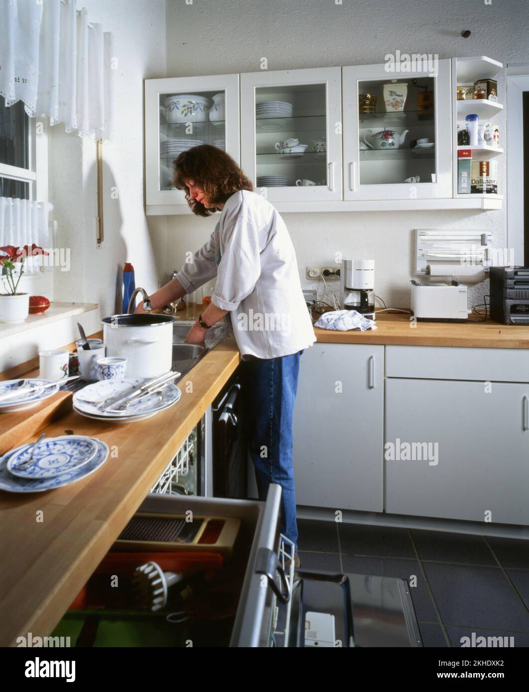 The housework of a housewife, here on 01.02.1995 in Iserlohn, is also a demanding occupation at any time, Germany, Europe Stock Photo