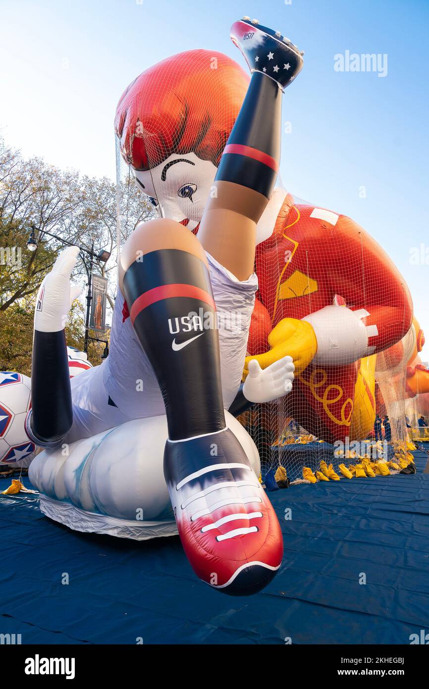 New York, USA. 23rd Nov, 2022. Ronald McDonald balloon looking down on ...