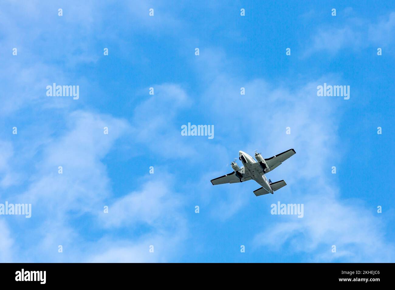 Twin engine aircraft hi-res stock photography and images - Alamy
