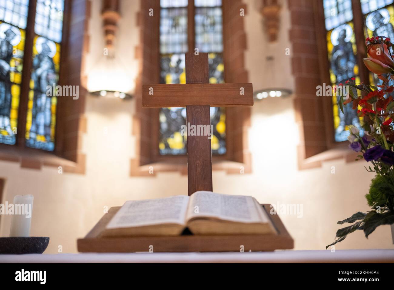 23 November 2022, Hessen, Frankfurt/Main: A wooden cross stands on the altar in the Lutheran Old St. Nicholas Church. Photo: Sebastian Gollnow/dpa Stock Photo