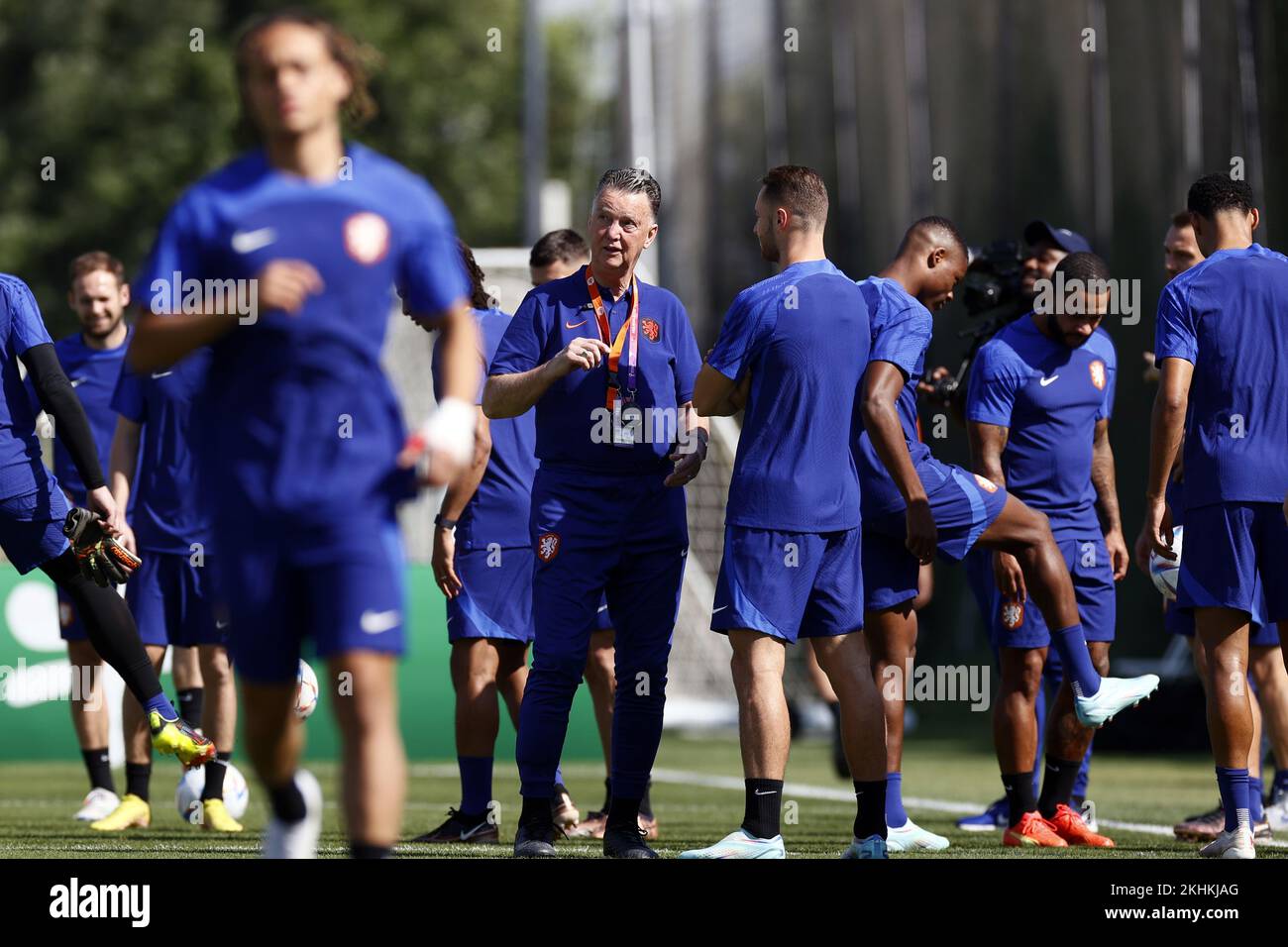 DOHA - (lr) Coach Louis van Gaal, Teun Koopmeiners during a training session of the Dutch national team at the Qatar University training complex on November 24, 2022 in Doha, Qatar. The Dutch national team is preparing for the World Cup match against Ecuador. ANP KOEN VAN WEEL Stock Photo