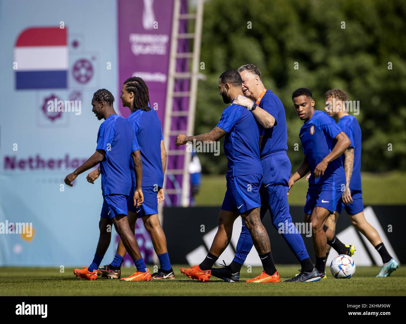 DOHA - Memphis Depay of Holland and Holland coach Louis van Gaal during a training session of the Dutch national team at the Qatar University training complex on November 24, 2022 in Doha, Qatar. The Dutch national team is preparing for the World Cup match against Ecuador. ANP KOEN VAN WEEL Stock Photo