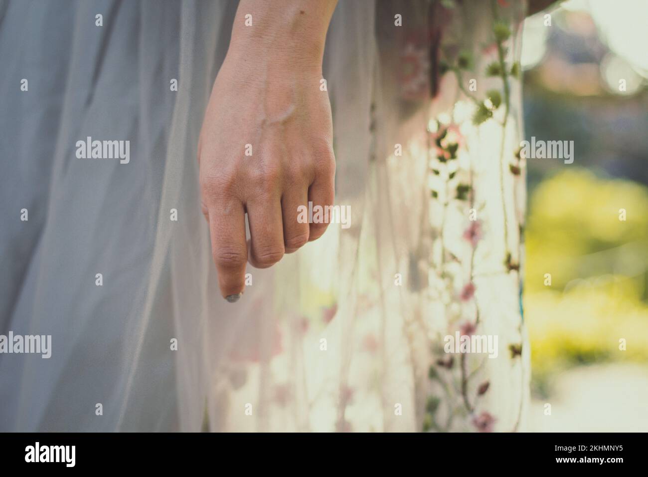 Side shot female hand hi-res stock photography and images - Alamy