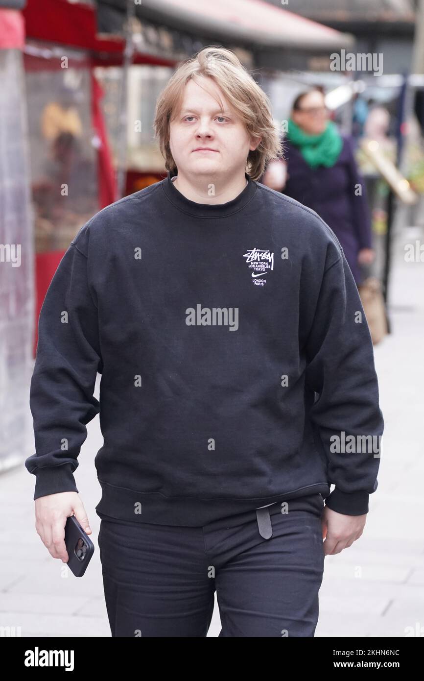 Lewis Capaldi arrives at the Global Radio studios in London, where he is a guest on the Capital Radio breakfast show. Picture date: Thursday November 24, 2022. Stock Photo