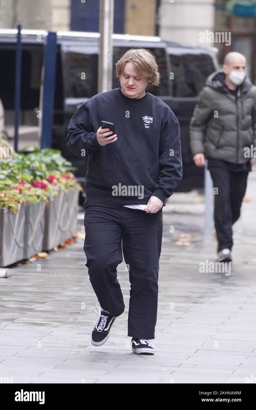 Lewis Capaldi arrives at the Global Radio studios in London, where he is a guest on the Capital Radio breakfast show. Picture date: Thursday November 24, 2022. Stock Photo
