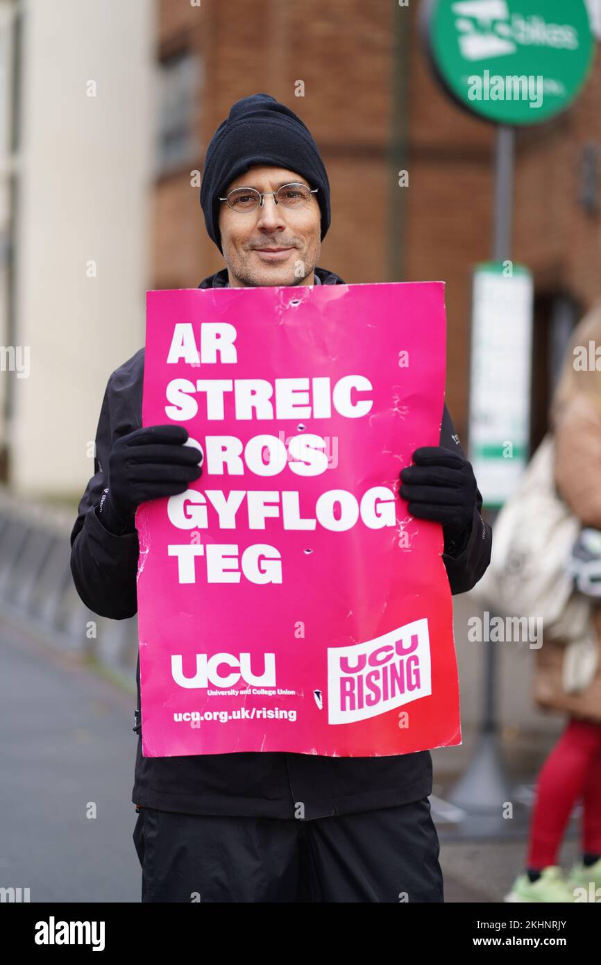 Cardiff University, Wales, UK. 24th Nov, 2022. Staff from the University and College Union (UCU) taking part in the UCU strike at Cardiff Univerity on the picket line, 24th November 2022, credit Penallta Photographics/Alamy live Credit: Penallta Photographics/Alamy Live News Stock Photo