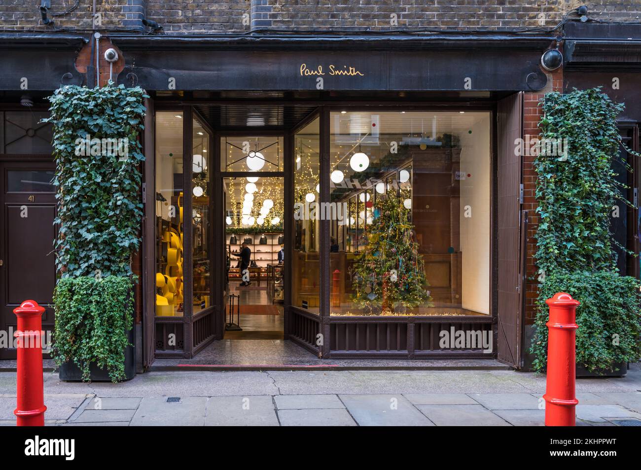 Paul Smith fashion shop with Christmas decorated interior and Christmas  tree in window. Floral Street, Covent Garden, London, England, UK Stock  Photo - Alamy