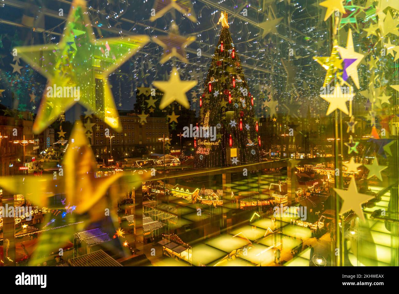 Christmas market in Dortmund, Hansaplatz, view from a pedestrian gallery between 2 department stores, onto the market with the biggest Christmas tree Stock Photo