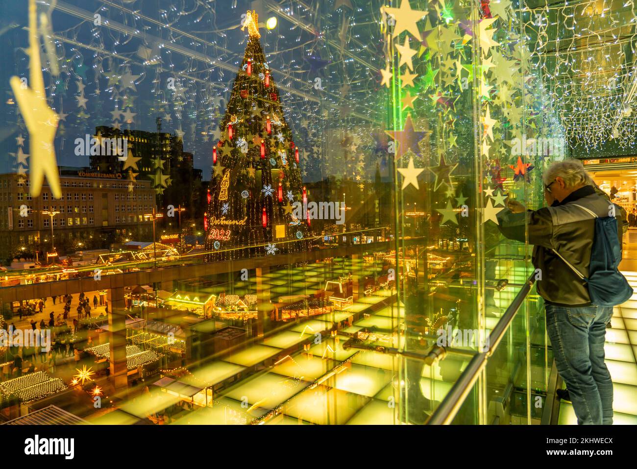 Christmas market in Dortmund, Hansaplatz, view from a pedestrian gallery between 2 department stores, onto the market with the biggest Christmas tree Stock Photo
