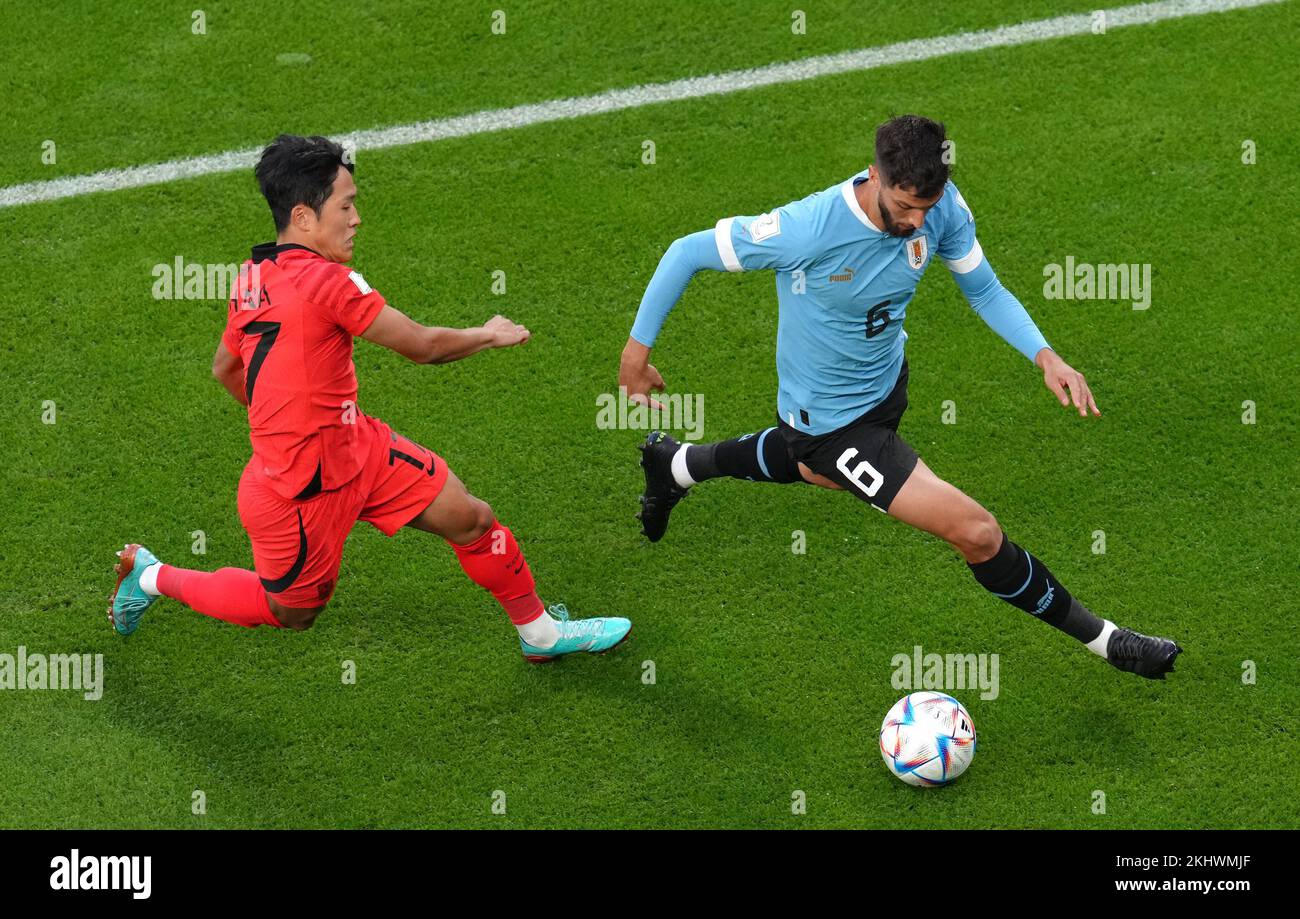 South Korea's Na Sang-ho (left) and Uruguay's Rodrigo Bentancur battle for the ball during the FIFA World Cup Group H match at the Education City Stadium, Doha, Qatar. Picture date: Thursday November 24, 2022. Stock Photo