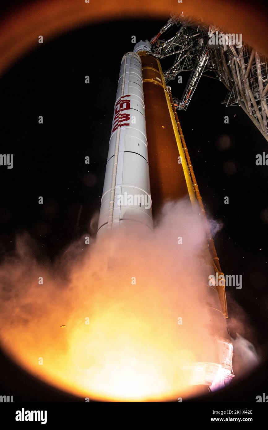 KENNEDY SPACE CENTRE, FLORIDA, USA - 16 November 2022 - Liftoff! NASA’s Space Launch System carrying the Orion spacecraft lifts off the pad at Launch Stock Photo