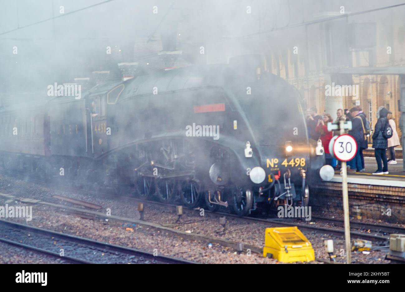 A4 Pacific no 4498 Sir Nigel Gresley in wartime bllack livery arrives ...