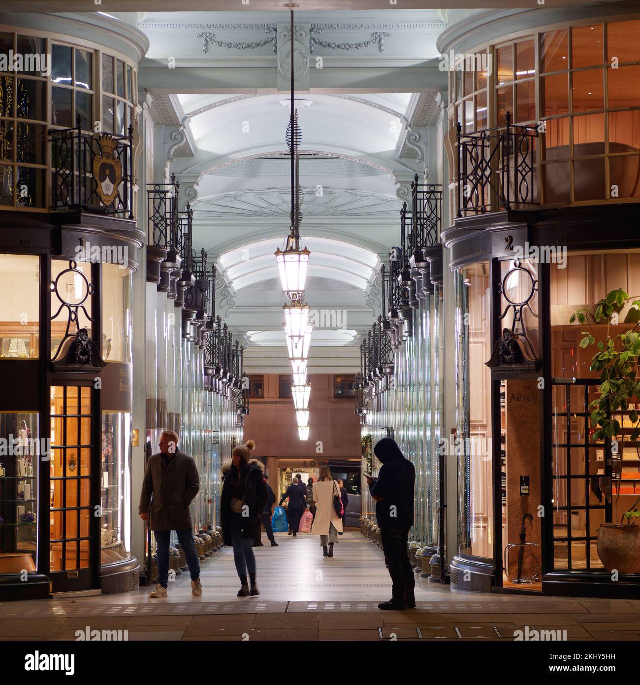 English mall hi-res stock photography and images - Alamy