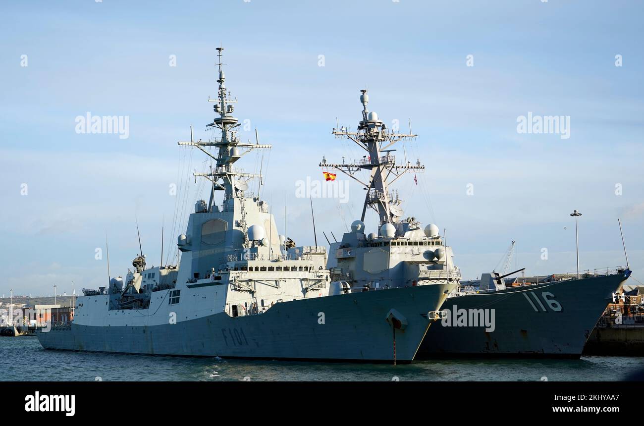 The Spanish Alvaro de Bazan frigate Alvaro de Bazan (left) and the US Navy Arleigh Burke-class destroyer USS Thomas Hudner (right) alongside at HMNB Portsmouth. Picture date: Thursday November 17, 2022. Stock Photo