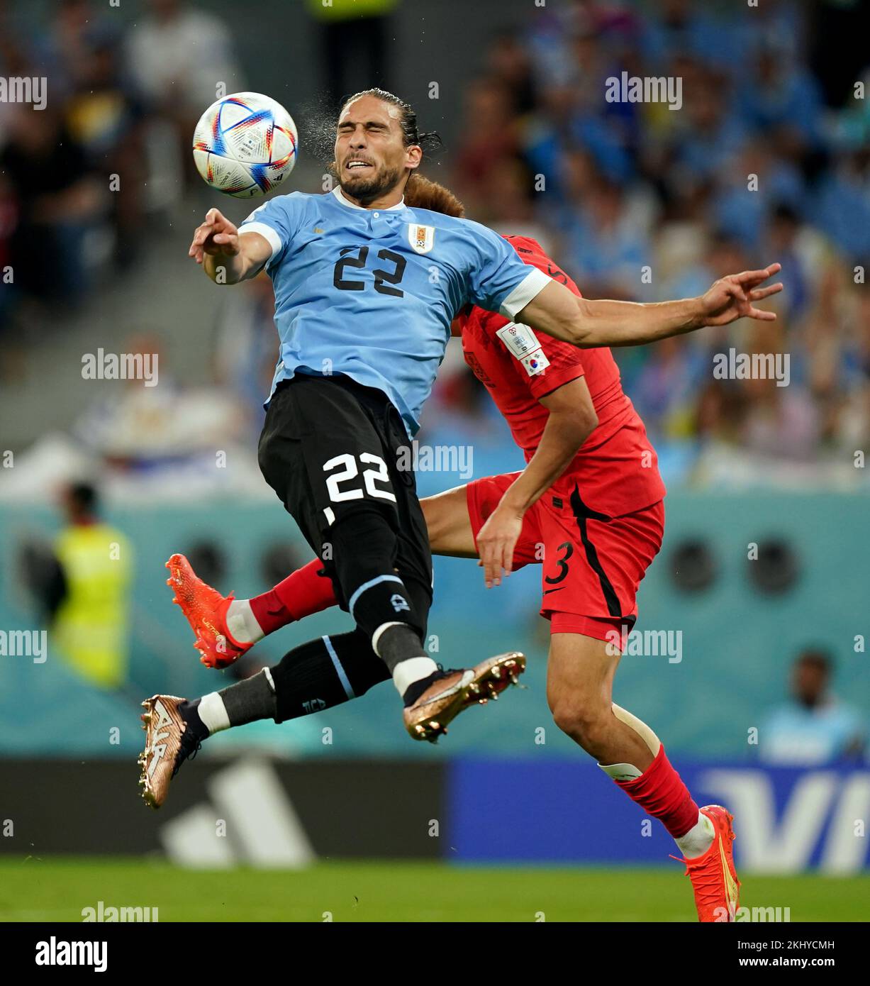 Uruguay's Martin Caceres and South Korea's Kim Jin-su (right) battle for the ball during the FIFA World Cup Group H match at the Education City Stadium, Doha, Qatar. Picture date: Thursday November 24, 2022. Stock Photo