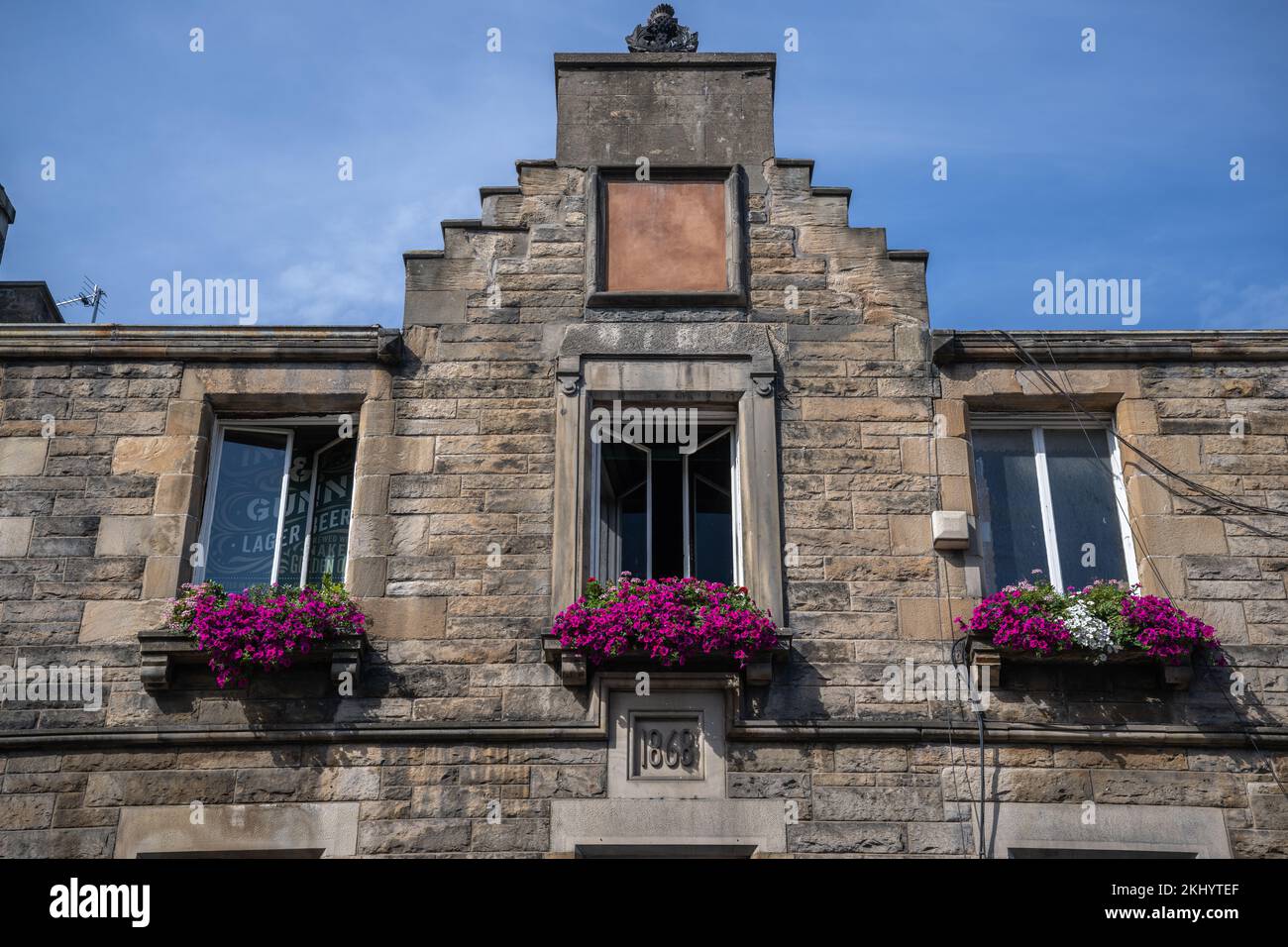 Colourful flower boxes on the facade of the 19th centruy Beehive Inn, in Edinburgh's historic Grassmarket. Stock Photo