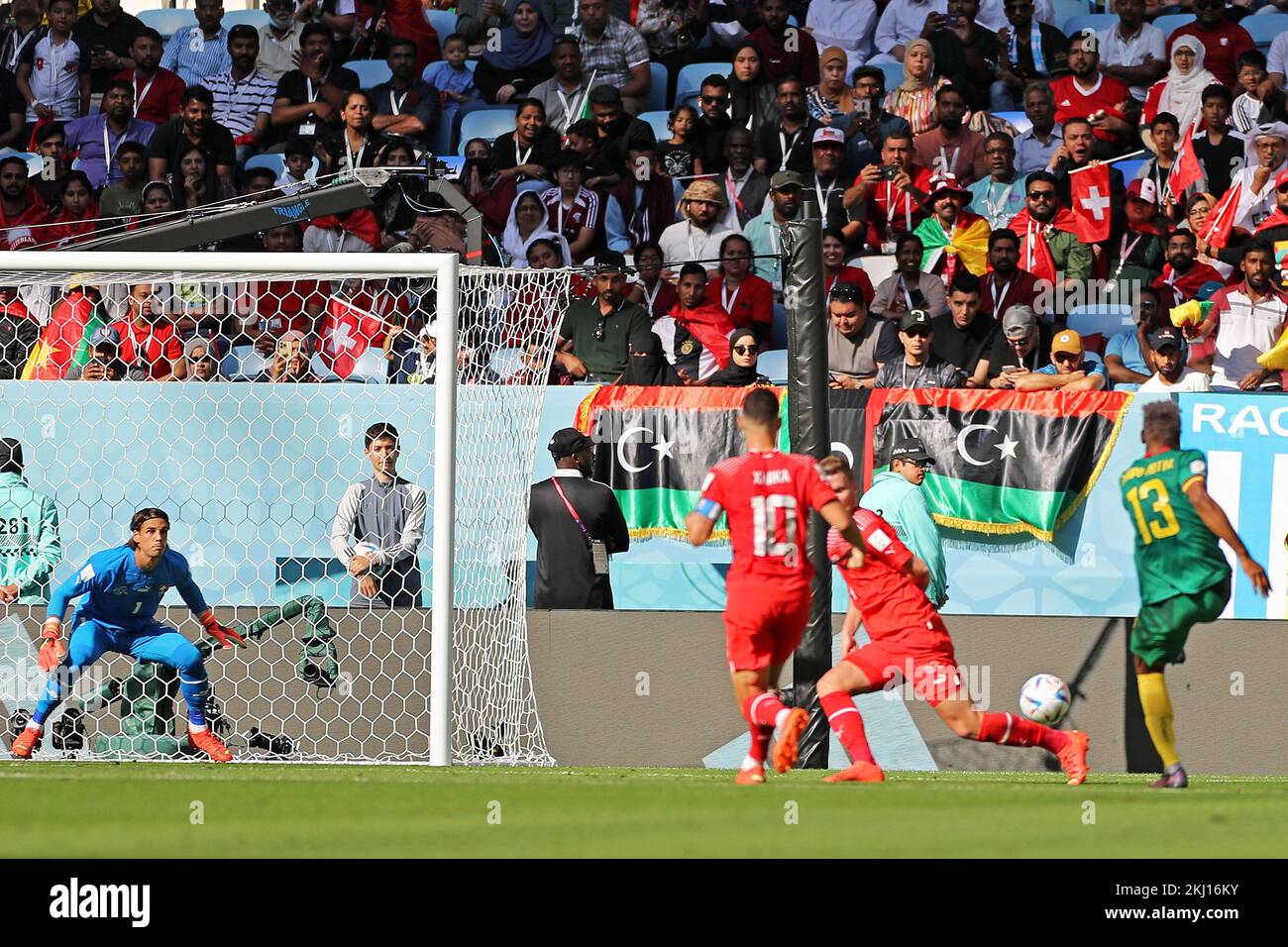 Yann Sommer da Suíça observa o chute de Eric Maxim Choupo-Moting  do Camarões during the Qatar 2022 World Cup match, group G, date 1, between Switzerland and Cameroon played at Al Janoub Stadium on Nov 24, 2022 in Al-Wakrah, Qatar. (Photo by PRESSINPHOTO) Stock Photo