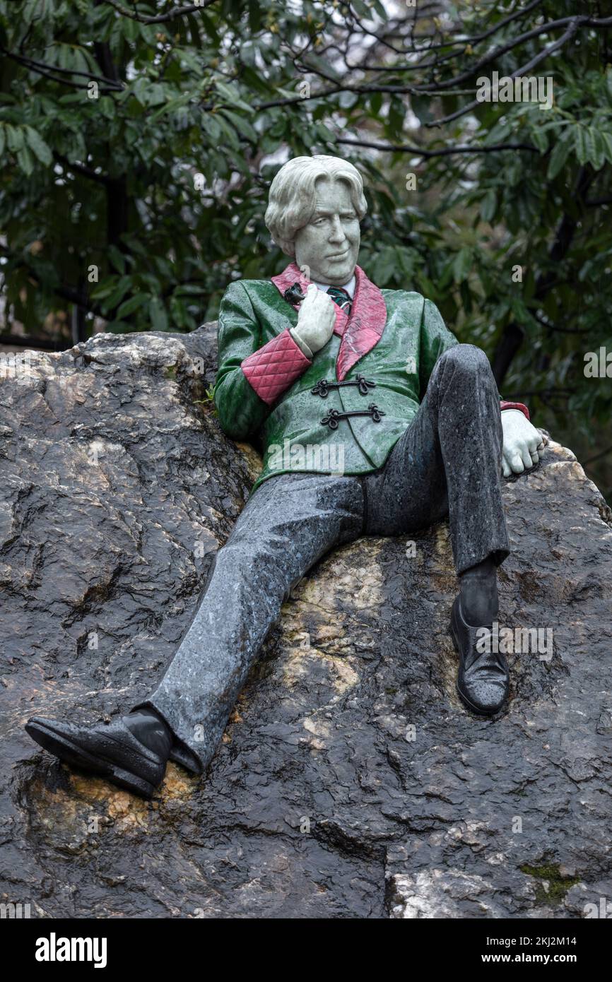 Ireland, Dublin, Merrion Square Park, statue of Oscar Wilde the playwright Stock Photo