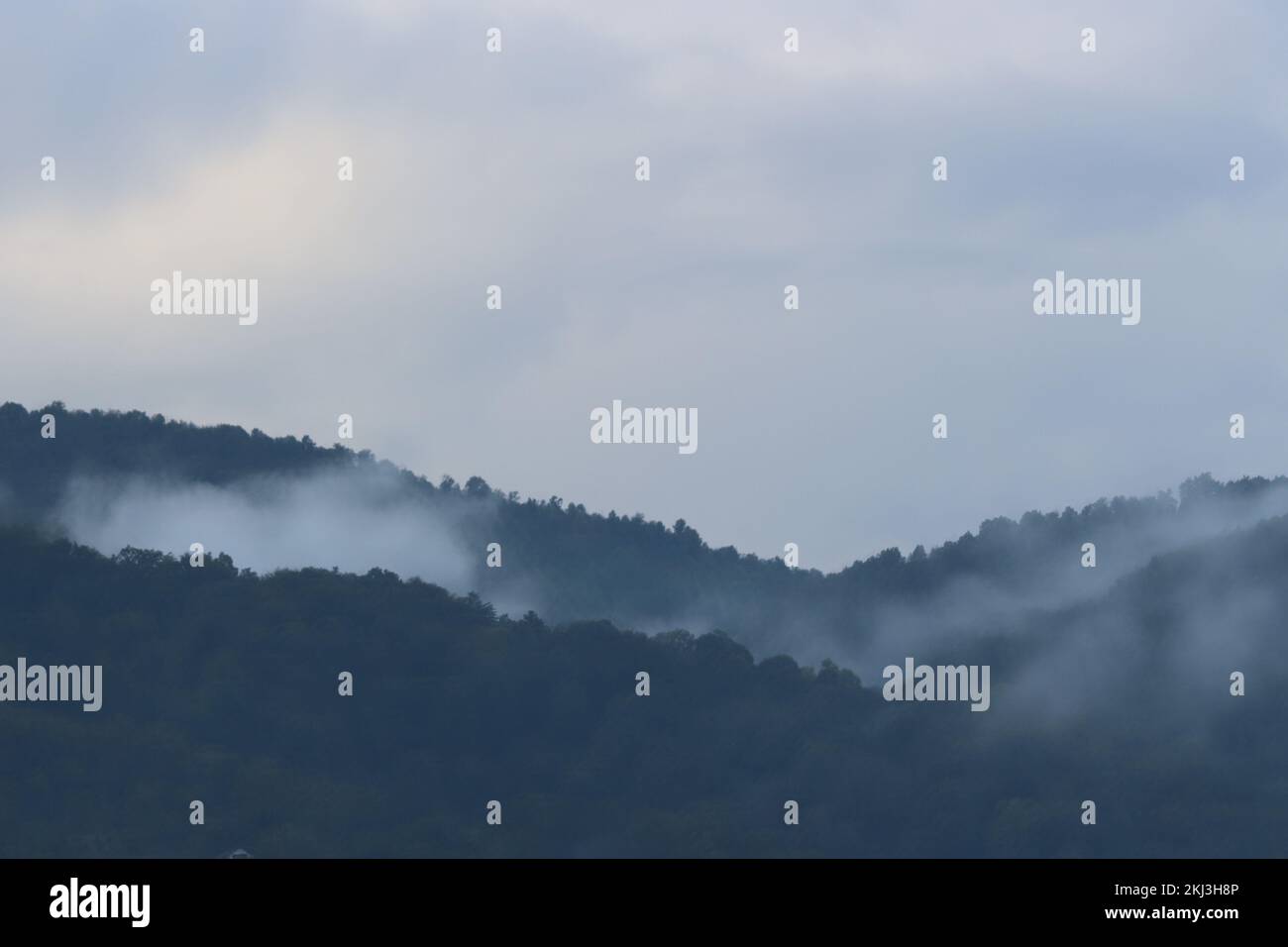 Fog over hills trees hi-res stock photography and images - Alamy